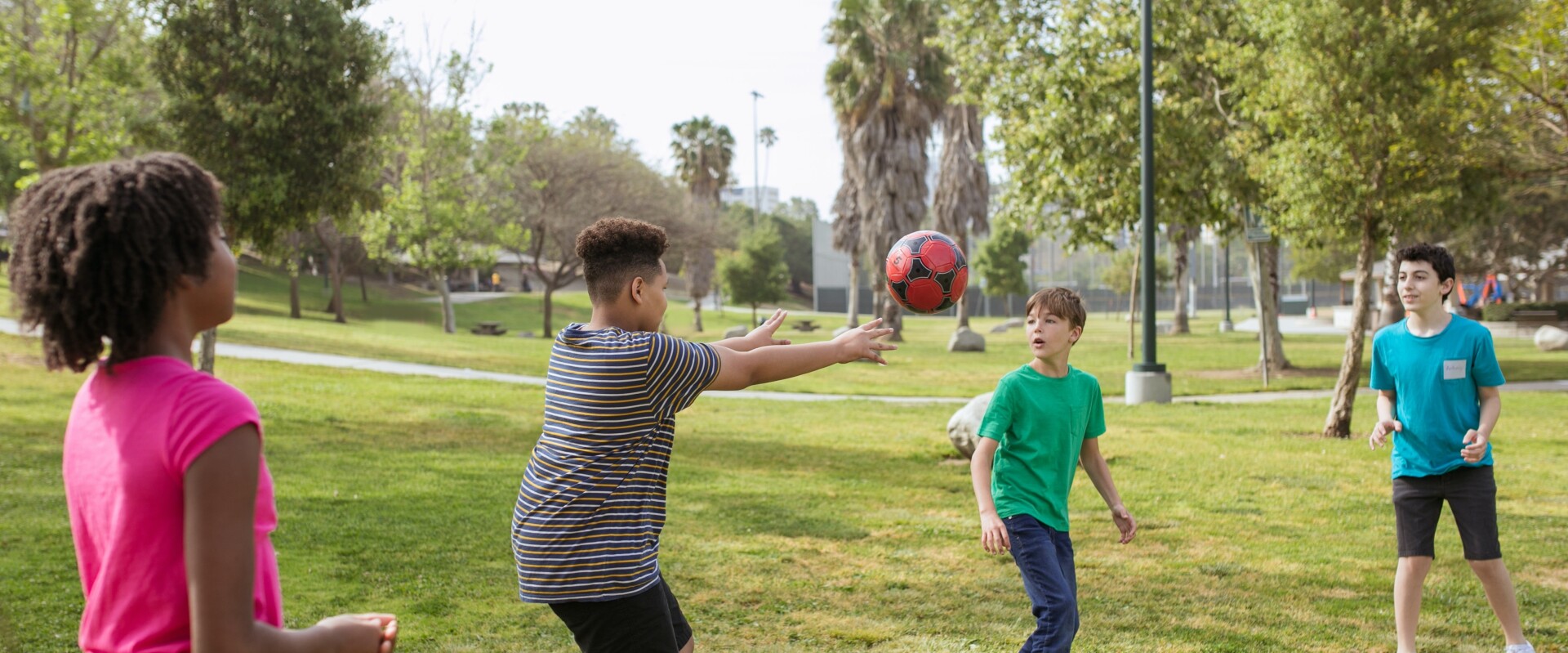 Beneficios para el desarrollo del bebé, al jugar en los parques infantiles,  en casa. - La fábrica de los peques